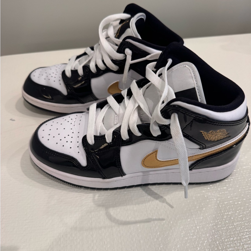 Nike White and Gold Sneakers- Fits like Women’s 7.